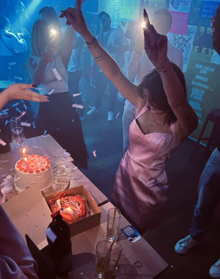 Anniversaire au BIB’s, gâteau et bougies dans une ambiance festive